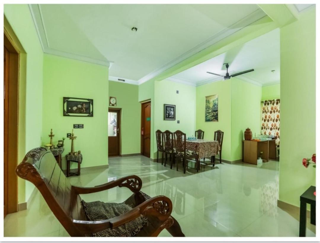 Urban Rose Homestay Канур Екстериор снимка